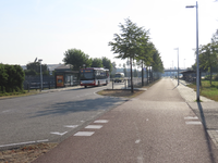 902623 Gezicht op de dubbele bushalte De Meern-Oost, met op de achtergrond het viaduct over de Busbaan Ouderijn te De ...